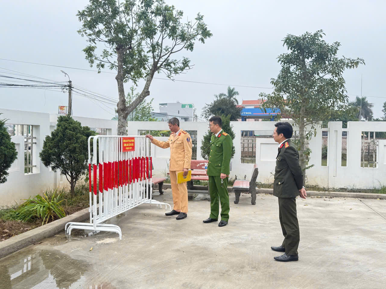 Thông báo về việc cấm đường phục vụ đêm nhạc và chương trình bắn pháo hoa Chào Xuân Bính Ngọ tại sân vận động Hồng Lạc, xã Hà Bắc